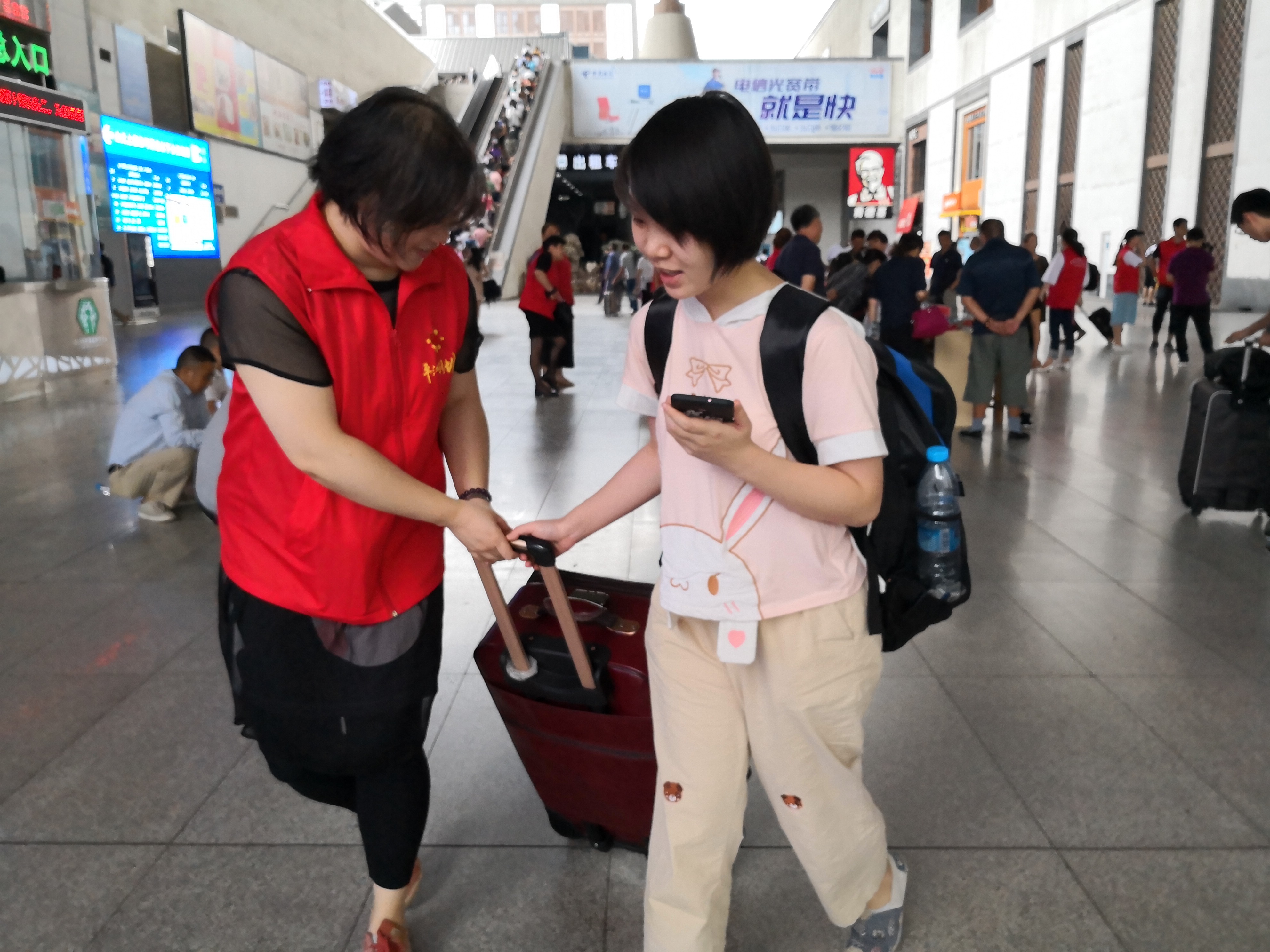 6ac47e5bfe861ba8a3feb28f0ffedcc4 云顶国际党员提行李.JPG